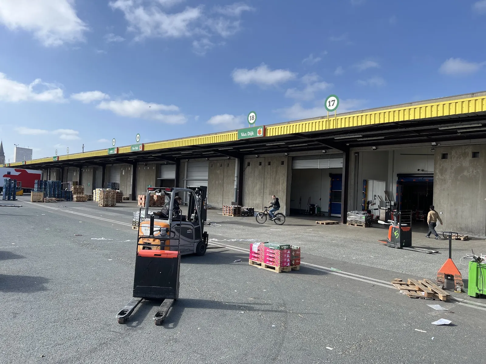 Le quai de chargement de Van Dijk Foods, au marché matinal de Bruxelles